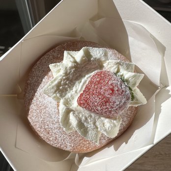 Memorylook - Strawberries and Cream Pastry - Coffee & Tea Near Me - Los Angeles, California Memorylook - Strawberries and Cream Pastry - Coffee & Tea Near Me - Los Angeles, California