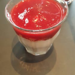 Café Dalle Valle - Det eneste lækre i buffeten. Yoghurt m müesli og hindbær topping.
