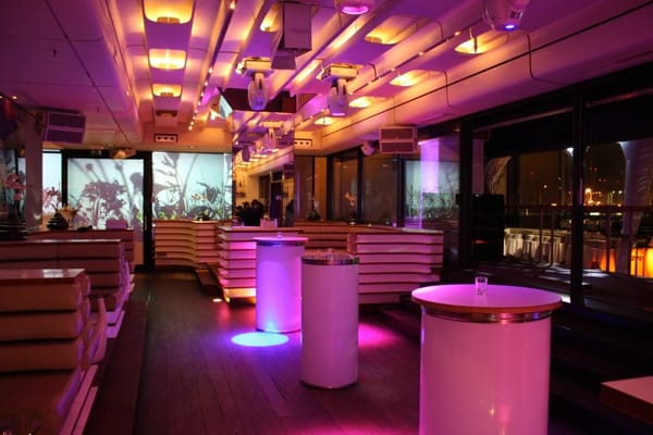 am kai | restaurant. seafood. drinks. elbblick by null