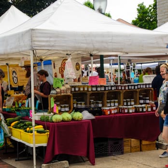 Farmers on the Square - people shopping at a farmers market - Farmers Market Near Me - Carlisle, Pennsylvania Farmers on the Square - people shopping at a farmers market - Farmers Market Near Me - Carlisle, Pennsylvania