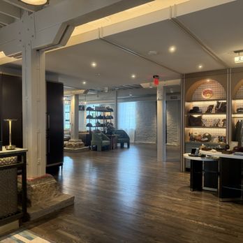The Balladeer Hotel, Mount Airy, a Tribute Portfolio Hotel - Check-in desk to the left, gift area to the right - Hotels Near Me - Mount Airy, North Carolina