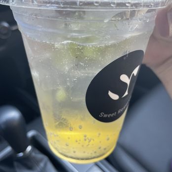 Sweet Reserve - Fresh kiwi adorn my refreshing drink! - Bakeries Near Me - Lombard, Illinois Sweet Reserve - Fresh kiwi adorn my refreshing drink! - Bakeries Near Me - Lombard, Illinois