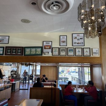 Lucky Boy - Interior - Burgers Near Me - Pasadena, California