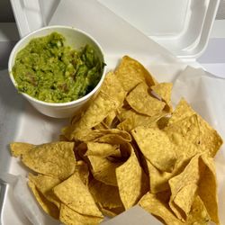 4 Hermanos Mexican Food - Chips and guacamole