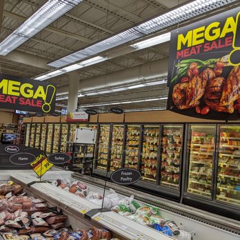 Cub - Baxter - a meat section in a grocery store - Grocery Near Me - Baxter, Minnesota