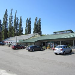 Hunters Garden Centre & Flower Shop - Parking lot