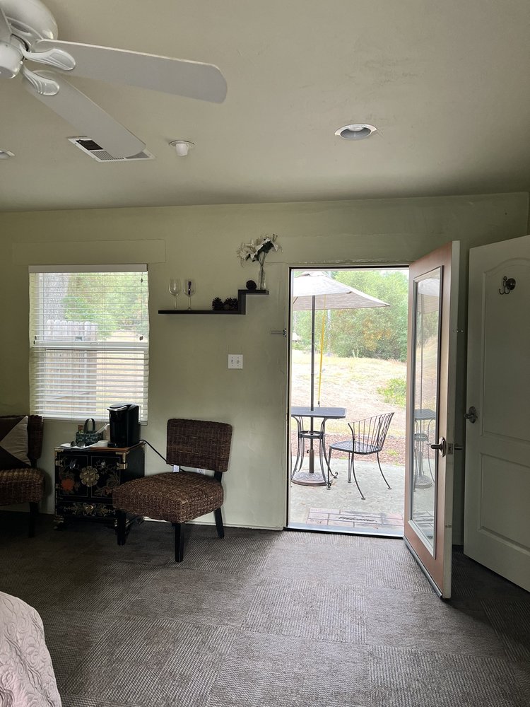 QUEEN’S INN BY THE RIVER - 64 Photos & 78 Reviews - 41139 Hwy 41 ...