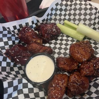 Highway Pizza - Boneless chicken wings - Sports Bars Near Me - Williamsburg, Virginia