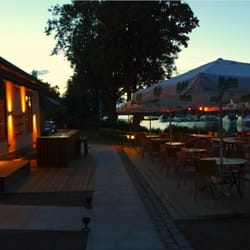 Restaurang Långa Raden - Långaradens uteservering med många kulörta lyktor....