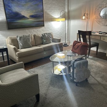 Olde Harbour Inn - Living room - Hotels Near Me - Savannah, Georgia