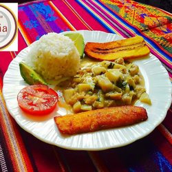 La Sazón de la Ñaña - Guatita con arroz blanco, maduro frito y aguacate