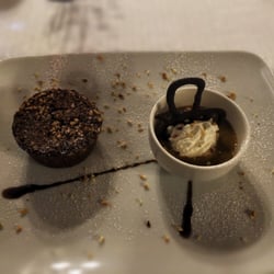 La Volta Rossa - Tortino cioccolato e nocciola accompagnato da fonduta di cioccolato e panna