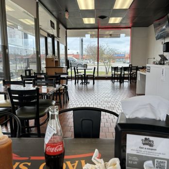 Los Tapatios Taco Shop - Seating Area - Tacos Near Me - Universal City, Texas