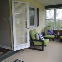 Island View Cottages - Enclosed porch