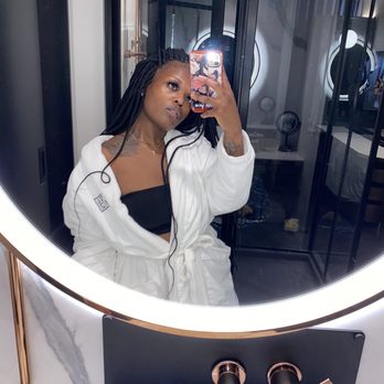 Hotel EMC2, Autograph Collection - Bathroom mirror - Hotels Near Me - Chicago, Illinois Hotel EMC2, Autograph Collection - Bathroom mirror - Hotels Near Me - Chicago, Illinois