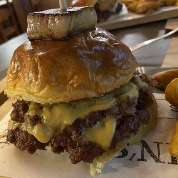 Restaurante Chiqui - Hamburguesa de ternera asturiana con fua y salsa de manzana - Spanish Near Me - Celorio, O