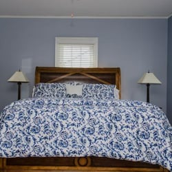 Across the Pond Bed and Breakfast - Picot Room