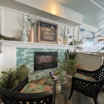 Cody's La Jolla - Indoor decor. - Breakfast & Brunch Near Me - La Jolla, California