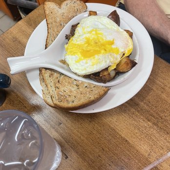 Clary's Corner Cafe - Pulled pork skillet - Cafes Near Me - Lake Worth, Florida