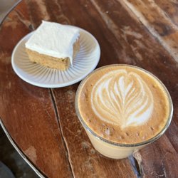 Kafé Magasinet - Caffé Latte (44 SEK) & Morotskaka (45 SEK)