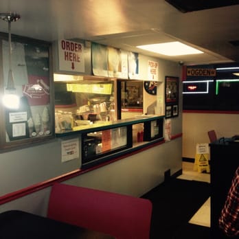 Henry's Drive-In - Inside - Fast Food Near Me - Cicero, Illinois