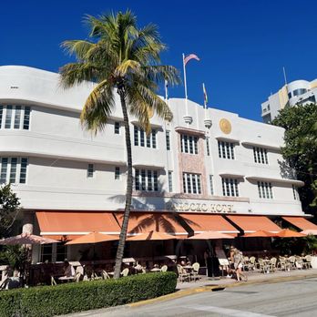 Call Me Cuban - Exterior of cafe facing the beach park - Cuban Near Me - Miami Beach, Florida