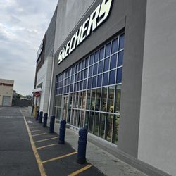 SKECHERS Warehouse Outlet