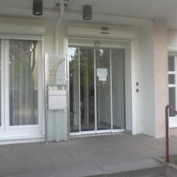 Dr. med. Peter Bittner-Dersch - Sicht auf den Eingang von der Bushaltestelle