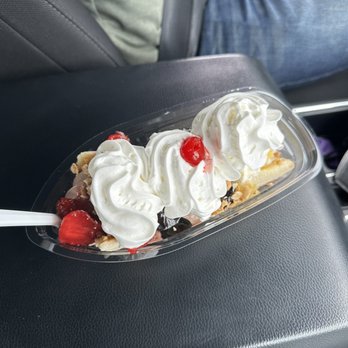 Sprinkles Creamery - Banana split - Ice Cream & Frozen Yogurt Near Me - Corfu, New York