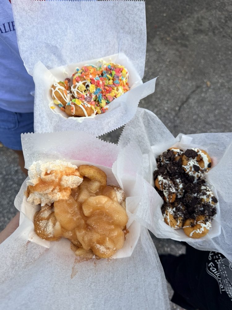 Hoppin Poppin Donut truck Logo