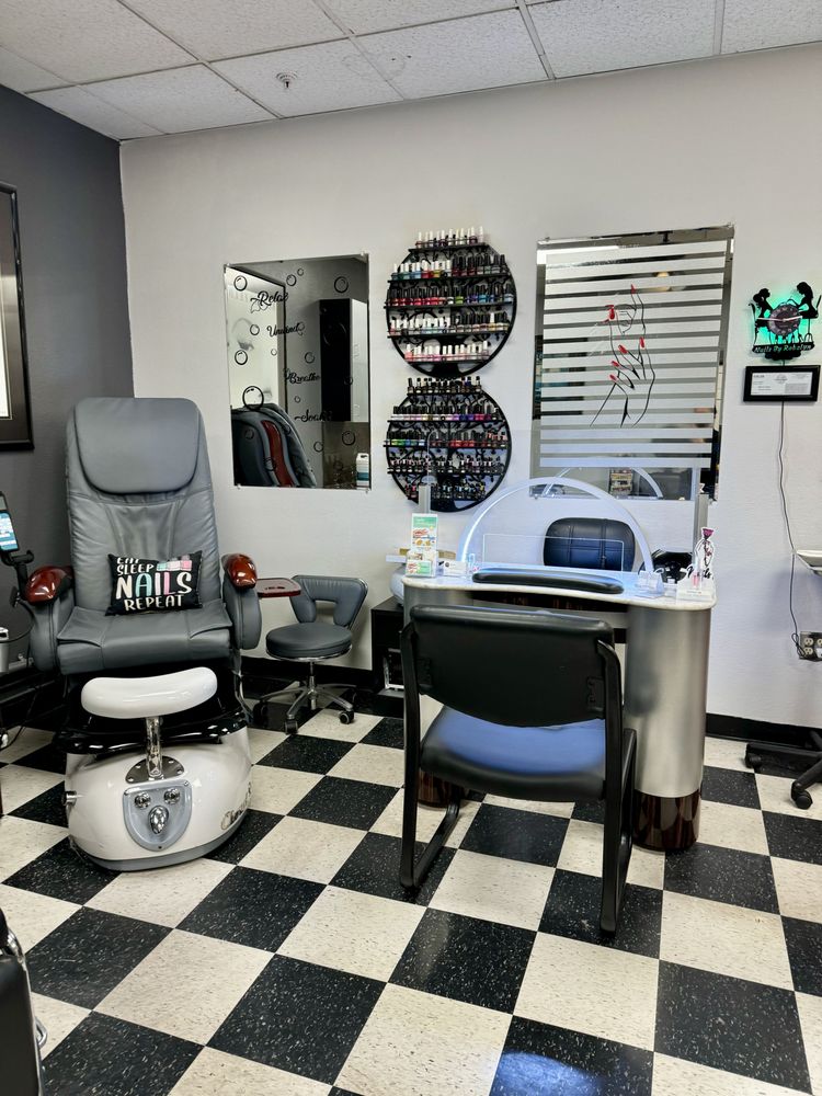 Nails By Robelyn  Natural & Organic Logo