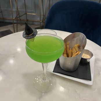 Fizz Champagne & Bubbles Bar - Bad witch cocktail - Champagne Bars Near Me - Sacramento, California