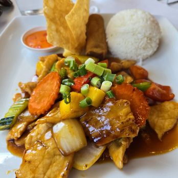Chili Basil Thai Cuisine - SWEET & SOUR: Choice of meat stir-fried with bell peppers, pineapple, tomatoes, onions, carrot, cucumber in sweet and sour sauce - Thai Near Me - Ventura, California