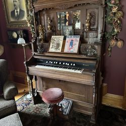 Toll House Bed & Breakfast - Antique organ