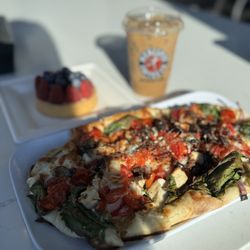 Mercurys Coffee - veggie flatbread with chicken & bees knees coffee