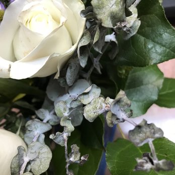 Amanda's Arrangements - Brown edges, spots and lines on all the roses with dry, gray and shriveled greenery. - Florists Near Me - Burtonsville, Maryland