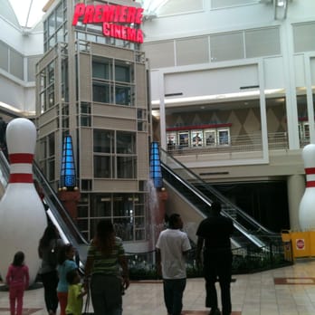 The crazy basketball court in the MIDDLE of the mall aisle
