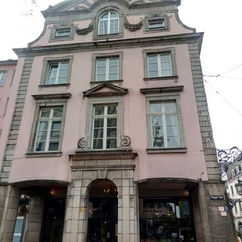 Flingerstraße - Wunderschönes altes Haus, wo sich auch die Killepitschstube und das Et Kabüffke befinden. - Local Flavor Near Me - Dusseldorf, NW