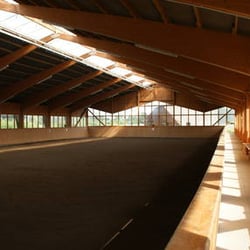 Tina's Ponyclub - Helle und freundliche Reithalle, 20x40m, mit Zuschauertribühne