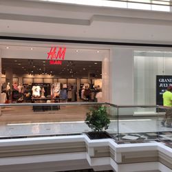 H&M - New H&M MAN entrance