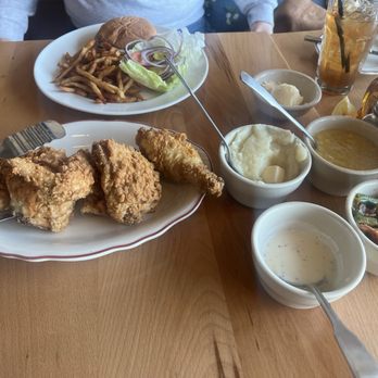 Roxie’s - Fried chicken entree with sides: mashed potatoes, string beans, and cream corn. - Southern Near Me - Buda, Texas
