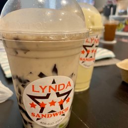 Combination che and honeydew milk tea Combination che and honeydew milk tea