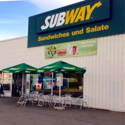 Subway - Außenansicht mit Tischen · Sommerabend im Juni