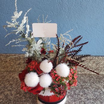 Mi Amore Flowers - Beautiful little holiday arrangement - Florists Near Me - Glendale, California