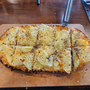 Cove Mesa Vineyard - Tasting Room - Potato flat bread - Wine Tasting Room Near Me - Cornville, Arizona