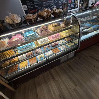 Pastelmania Bakery - Display case - Latin American Near Me - Miami, Florida
