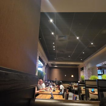 Cheddar's Scratch Kitchen - sitting area - American Near Me - Jacksonville, Florida