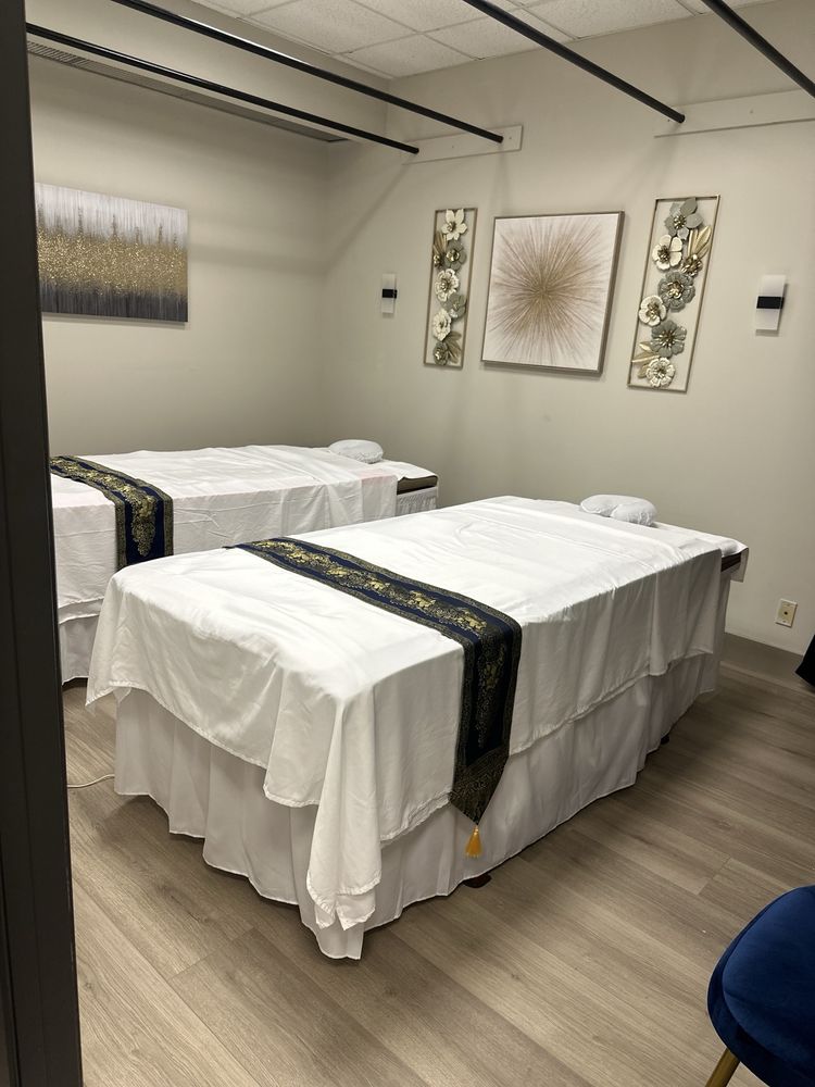 AURA Therapeutic Thai Massage Logo