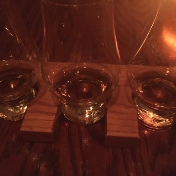 Pub Burgundy Lion - September whiskey flight - British Near Me - Montreal, Quebec