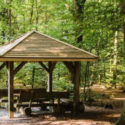 FriedWald - Eine überdachte Sitzgruppe im FriedWald Buxtehude bietet Besuchern Schutz.